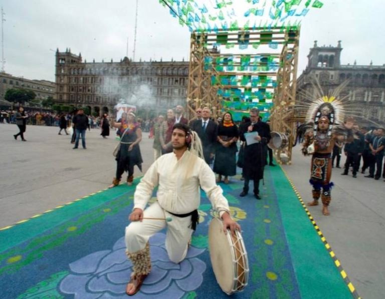 2 Inauguran megaofrenda de Día de Muertos en el Zócalo