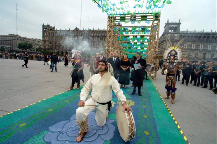 2 Inauguran megaofrenda de Día de Muertos en el Zócalo