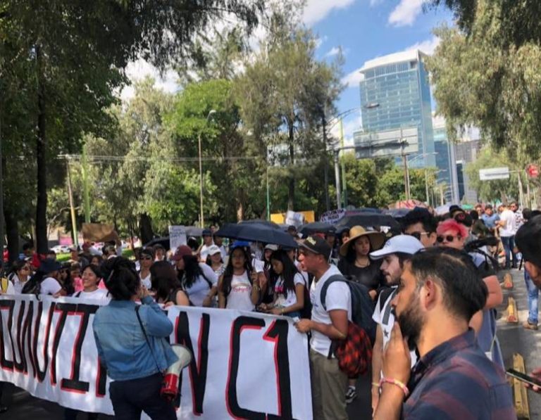 Marchan a CU contra el acoso en la UNAM; encapuchados vandalizan Rectoría.