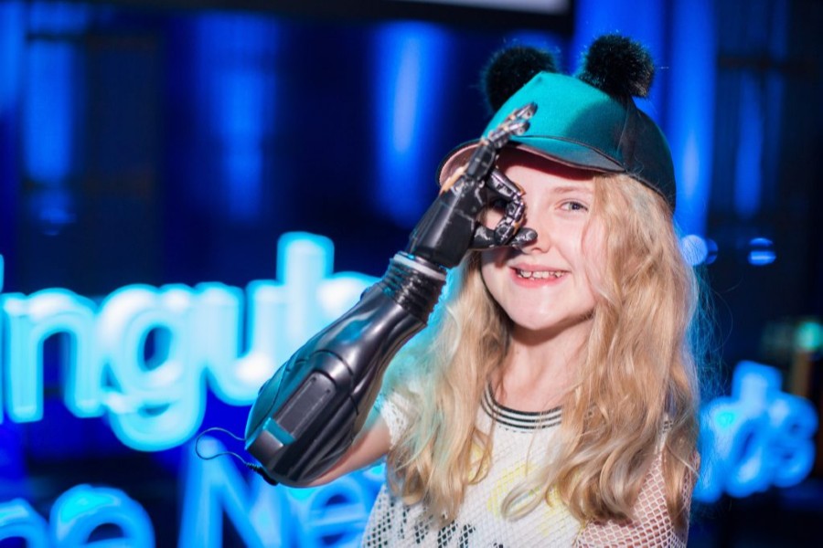 Tilly Lockey, una influencer con brazo biónico.