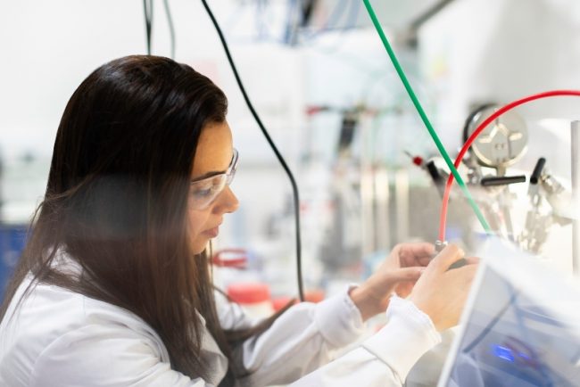Científicas mexicanas comparten las canciones que las acompañan en el laboratorio mientras realizan sus investigaciones.