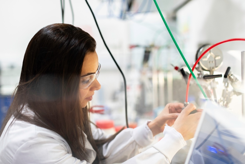 Científicas mexicanas comparten las canciones que las acompañan en el laboratorio mientras realizan sus investigaciones.