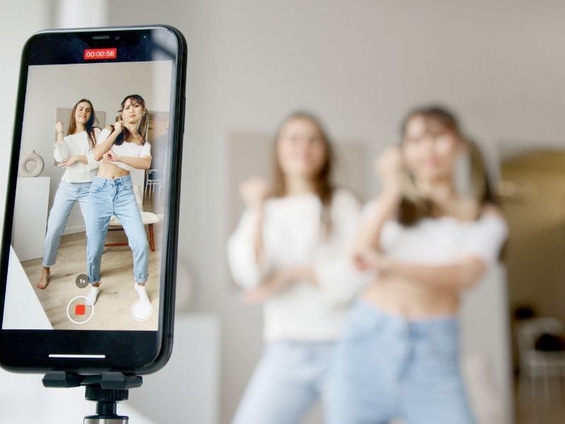 TikTok música Universal Music Group demanda EU menores de edad infancias