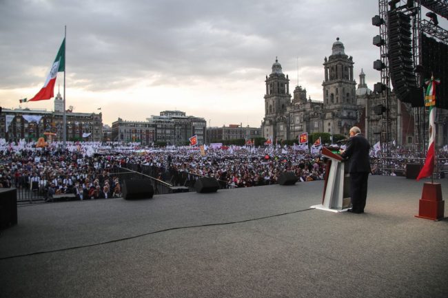 Para 2022, entre los planes del presidente Andrés Manuel López Obrador están que las fuerzas armadas tomen en sus manos la distribución de medicamentos e invertir 75 mil millones de pesos en becas para estudiantes de escasos recursos. 