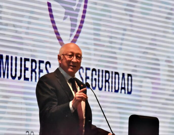 Ken-Salazar-armas