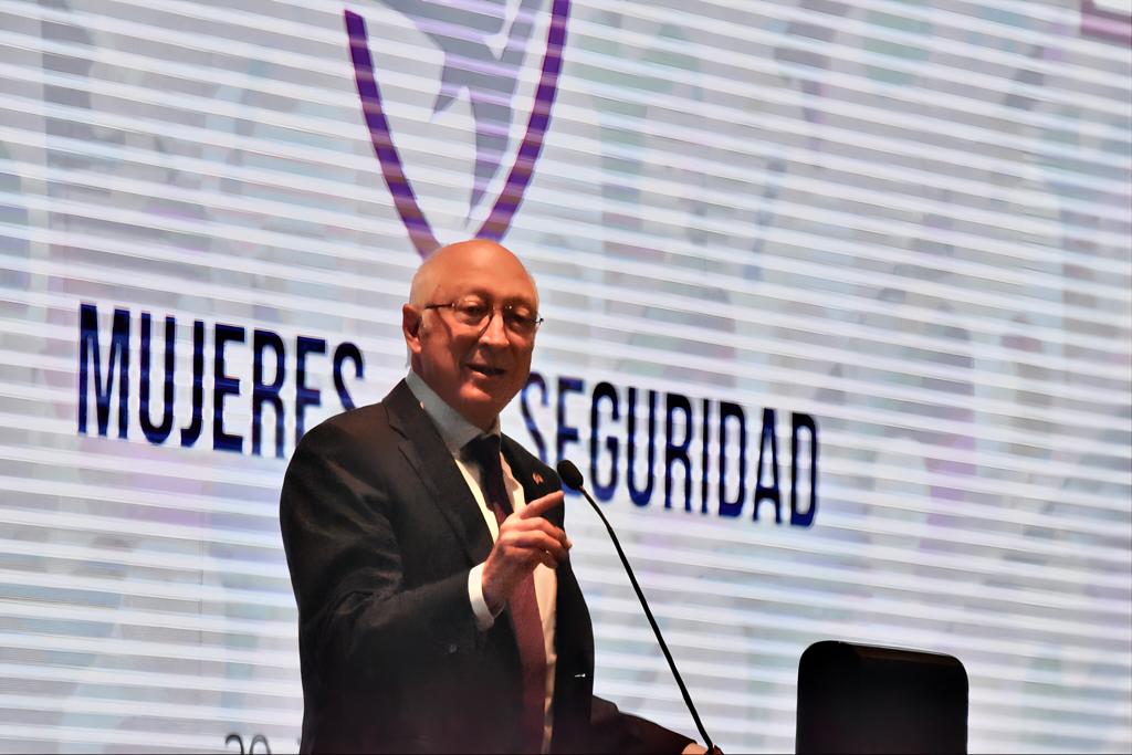 Ken-Salazar-armas
