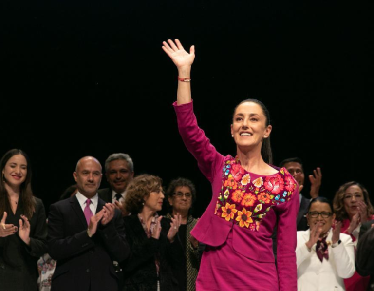 La presidenta Sheinbaum saludando a la gente