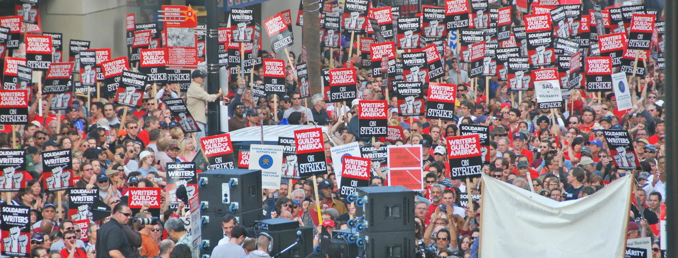 Guionistas y escritores huelga Estados Unidos Manifestación de escritores y guionistas en Estados Unidos