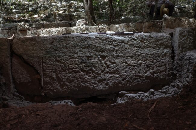 Escalón grabado de Ocomtún Fotografía Octavio Esparza.