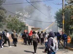 Normalistas Ayotzinapa irrumpen Fiscalía Guerrero