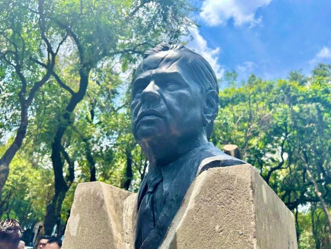 Busto Muñoz Ledo 91 aniversario