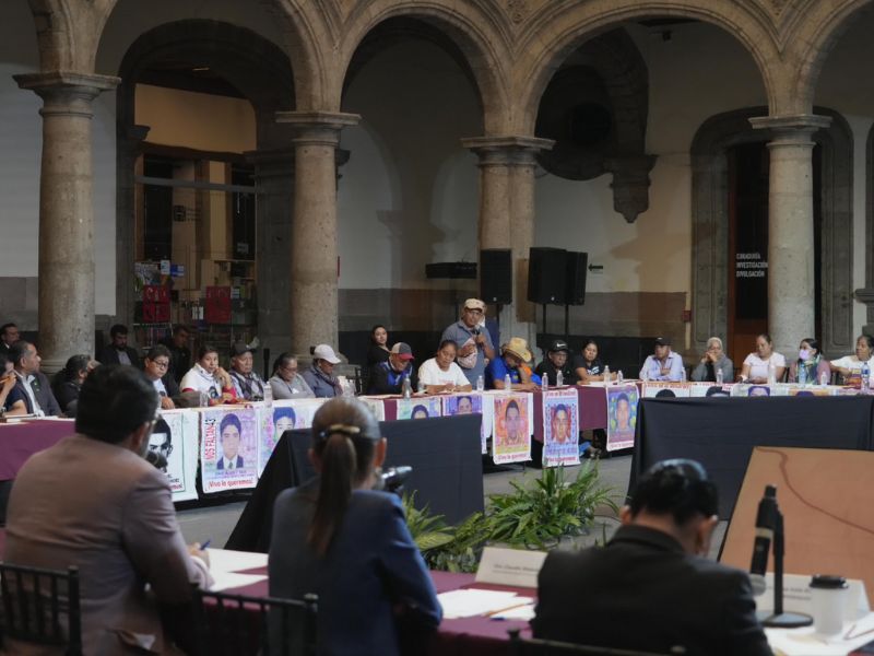 normalistas-Ayotzinapa-reunión-Sheinbaum