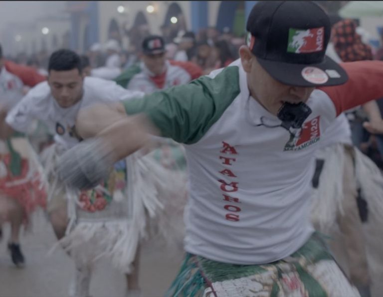 El documental atraviesa la cotidianidad de los bailarines que atraviesan historias personales dentro del narcotráfico y sigue la historia de Rigo, el fundador de este grupo, para alejarse de la violencia.