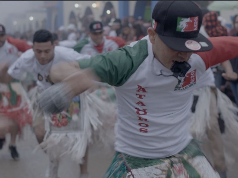 El documental atraviesa la cotidianidad de los bailarines que atraviesan historias personales dentro del narcotráfico y sigue la historia de Rigo, el fundador de este grupo, para alejarse de la violencia.