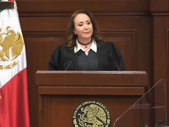 Yasmín Esquivel pase automático