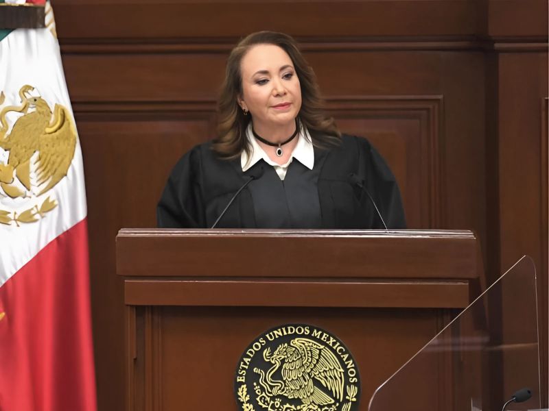 Yasmín Esquivel pase automático