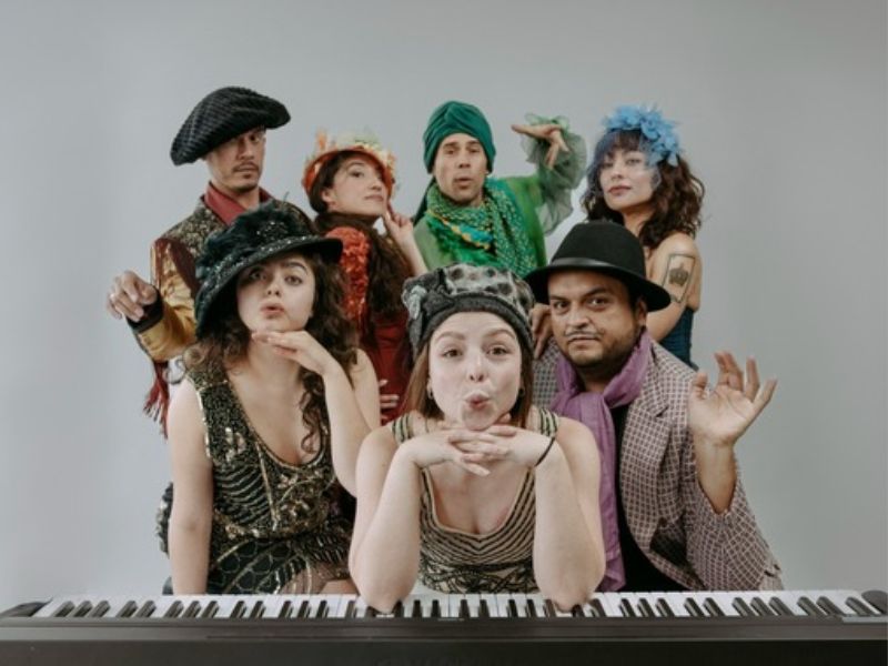 Mayo una niña de 7 años explora el poder de los libros en tiempos de adversidad.