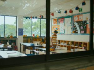 El cortometraje Viaje de Negocios explora en los recuerdos de la infancia de Daniel, un niño mexicano que regresa a la escuela con su tenis nuevos de color rojo.