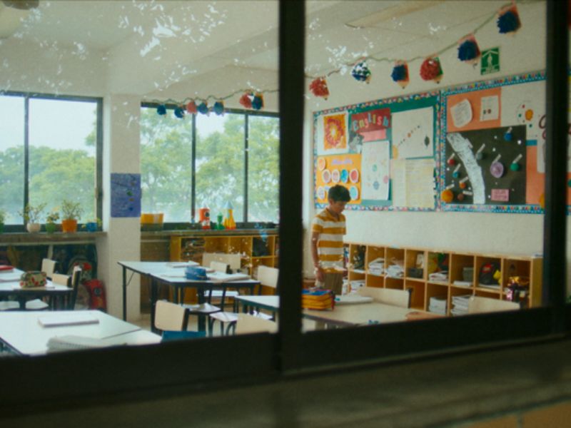 El cortometraje Viaje de Negocios explora en los recuerdos de la infancia de Daniel, un niño mexicano que regresa a la escuela con su tenis nuevos de color rojo.