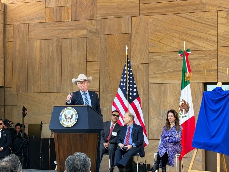 Ken Salazar Trump muro