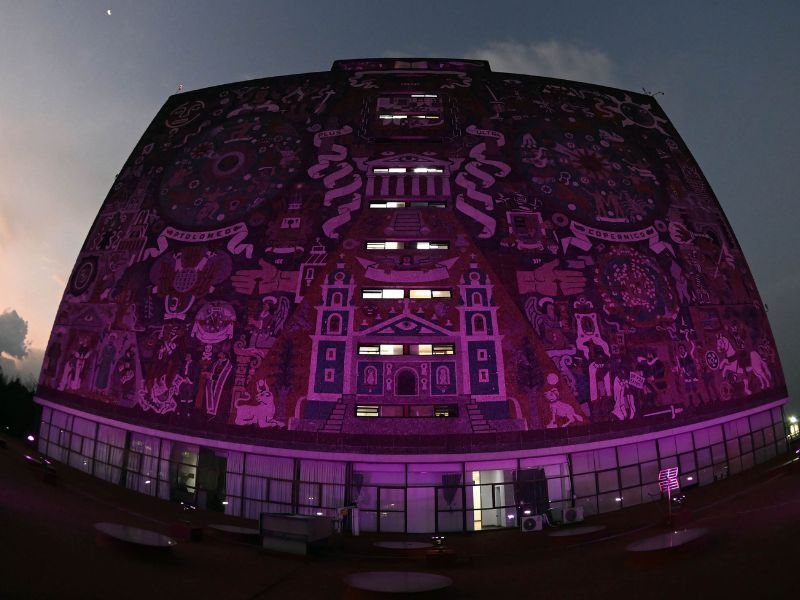 Biblioteca Central se ilumina La UNAM rumbo al 8M
