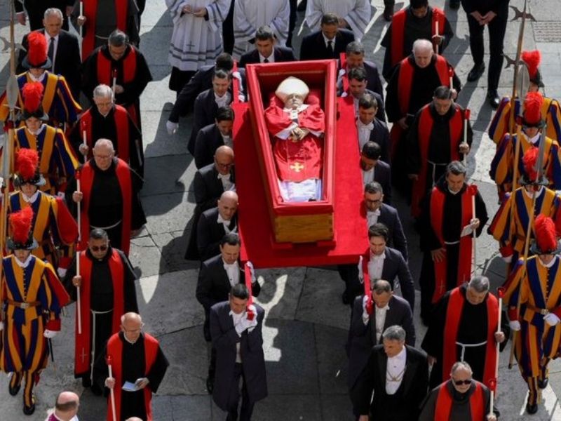 Despiden al papa Francisco Despiden al papa Francisco