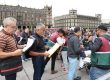 En entrevista para IMER Noticias, Máximo Ernesto Jaramillo Molina, doctor en Ciencias Sociales por el Colegio de México, afirmó que los datos contradicen los estigmas sobre los programas sociales y muestran su impacto en la reducción de la pobreza y la desigualdad en México. Los estigmas hacia las personas que reciben programas sociales existen en distintos países. Entre ellos está la idea de que quienes reciben estos apoyos son flojos, holgazanes o no trabajan. “Estos mitos que se han estado hablando recientemente, pues en general durante muchos años, pero la semana pasada había algunas personas volviendo a promover estos mitos sobre los programas sociales en México, pues la realidad es que son falsos”, sostuvo. Sin embargo, Jaramillo Molina señaló que la evidencia muestra un impacto importante de los programas sociales en la reducción de la pobreza y la desigualdad. Con datos de la ENIGH 2024, explicó que estos apoyos han permitido que cerca de cuatro millones de personas dejen atrás la pobreza moderada. Frente al mito de que los apoyos se gastan en consumo de alcohol o tabaco, explicó que el gasto de los beneficiarios en estos productos es mínimo: representa menos del 0.5 por ciento del ingreso familiar, e incluso cae al 0.2 por ciento en los sectores más pobres. “Muchas veces se puede opinar probablemente desde los estigmas, desde los mitos, pero la realidad de los datos muestra una cosa muy diferente”, afirmó. Programas sociales como derecho Además, señaló que la discusión sobre los programas sociales también implica un tema de legitimidad. Explicó que persiste la idea de que las personas en situación de pobreza no merecen recibir recursos, aunque los apoyos cada vez se consideran más como parte de los derechos sociales. “Yo creo que no es una ayuda, yo creo que es un derecho y afortunadamente los programas sociales cada vez más se enmarcan desde este punto de vista de los derechos sociales”, sostuvo. El especialista consideró que estas percepciones forman parte de una narrativa meritocrática que justifica la desigualdad. En ese sentido, señaló que mientras se cuestionan apoyos de menos de 10 mil pesos mensuales para trabajar, estudiar o para personas adultas mayores, no ocurre lo mismo con los beneficios fiscales destinados a sectores de mayores ingresos. Aunque esta visión está cambiando, afirmó que todavía existe un largo camino para reducir la desigualdad en México. Desigualdad y alcance de los apoyos Para dimensionar esta situación, Jaramillo Molina señaló que, hasta hace algunos años, cuatro de las personas más ricas del país acumulaban tanta riqueza como el 50 por ciento más pobre. “Estoy diciendo que cuatro personas hasta hace muchos años acumulaban tanta riqueza como poco más de 60 millones de personas”, sostuvo. Ante este escenario, consideró que los programas sociales representan un avance, aunque todavía insuficiente frente a la magnitud de la desigualdad. Por ello, planteó la necesidad de legitimarlos, eliminar los estigmas y acrecentarlos con el tiempo.