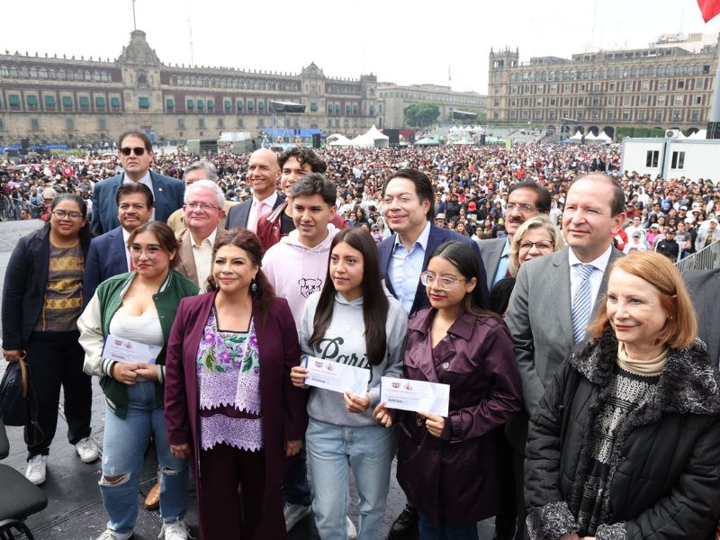 Entrega de becas de transporte para universitarios