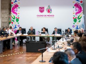 Ciudadanos acuden al Zócalo Capitalino en busca de apoyo legal por despojo de inmuebles, mediante la nueva Mesa de Atención contra el Despojo instalada por el Gobierno.
