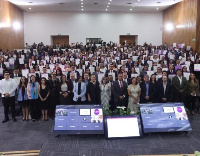 Entrega de constancias a jueces y magistrados