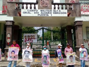 Familiares y jóvenes de los 43 normalistas protestan afuera del Campo Militar I