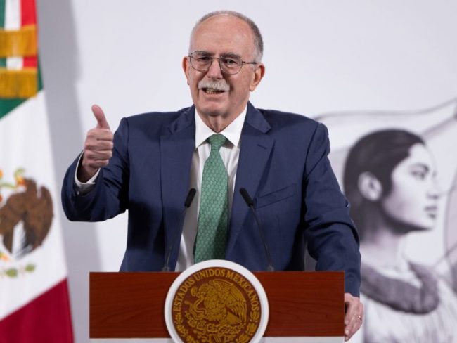 Julio Berdegué presentó en la mañanera de Claudia Sheinbaum un decreto que prohíbe 35 plaguicidas tóxicos en México.