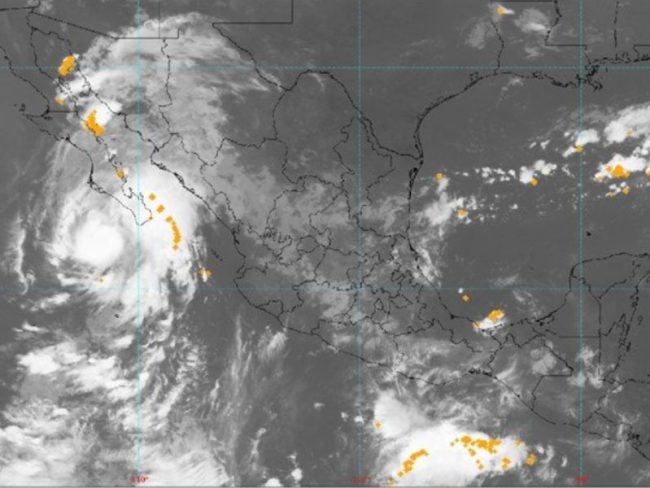 Huracán Lorena sube a categoría 1 y podría intensificarse a 2. Prevén lluvias intensas y oleaje en Baja California Sur, Sonora y Sinaloa.