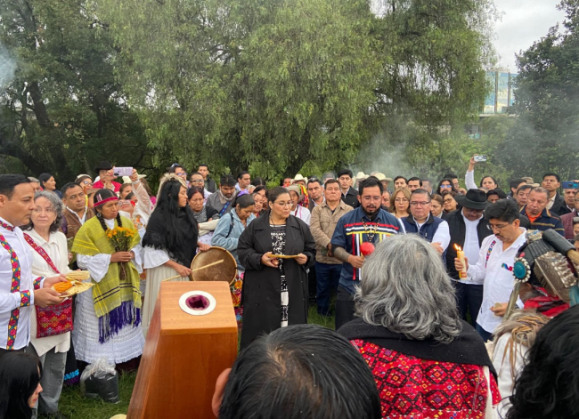 Ministros de la SCJN participaron en Cuicuilco en una ceremonia indígena con ofrendas y la consagración de los bastones de mando.