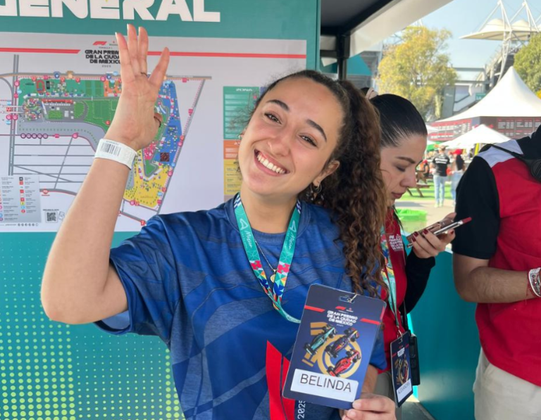 Belinda, voluntaria sorda, apoya a asistentes con discapacidad en el Autódromo Hermanos Rodríguez