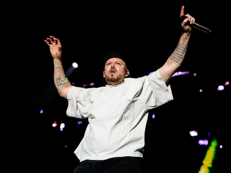 «No nos arrodillaremos ante ellos nunca» le canta Residente a EU y ICE durante su concierto en Tijuana(5) "No nos arrodillaremos ante ellos nunca" le canta Residente a EU y ICE durante su concierto en Tijuana