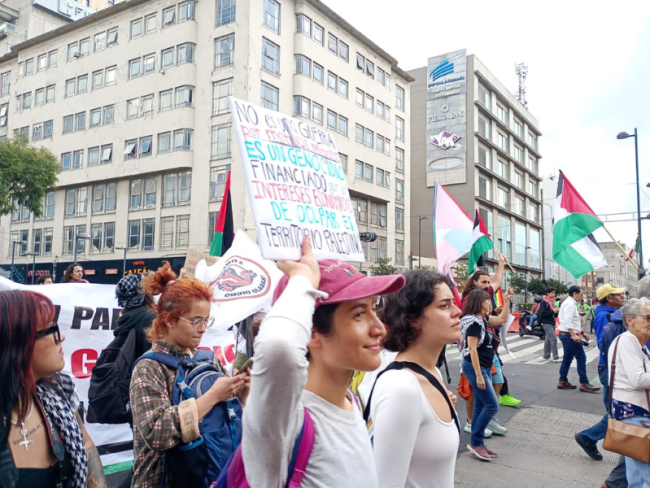 Manifestantes pro Palestina avanzan sobre Av. Juárez para pedir cese de alto al fuego en Gaza