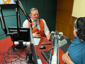 El maestro David Alonso Guzmán Barajas durante su participación en el programa “Desde el aula” de IMER Noticias.