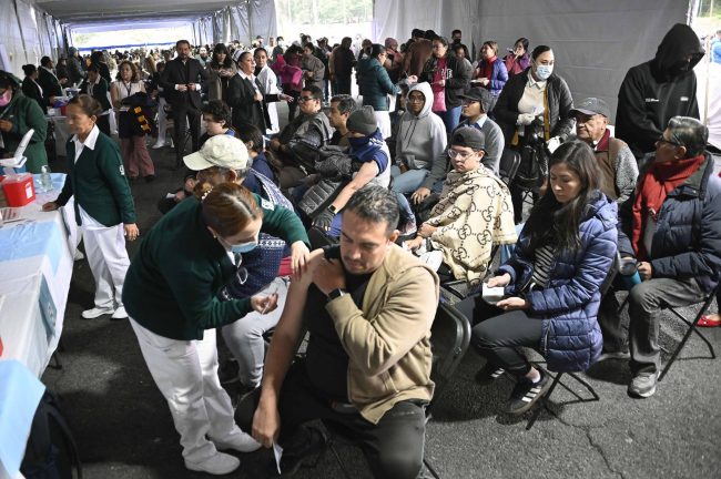 Mega Jornada de Vacunación en la UNAM reúne a más de 20 mil personas en su primer día Mega Jornada de Vacunación en la UNAM reúne a más de 20 mil personas en su primer día