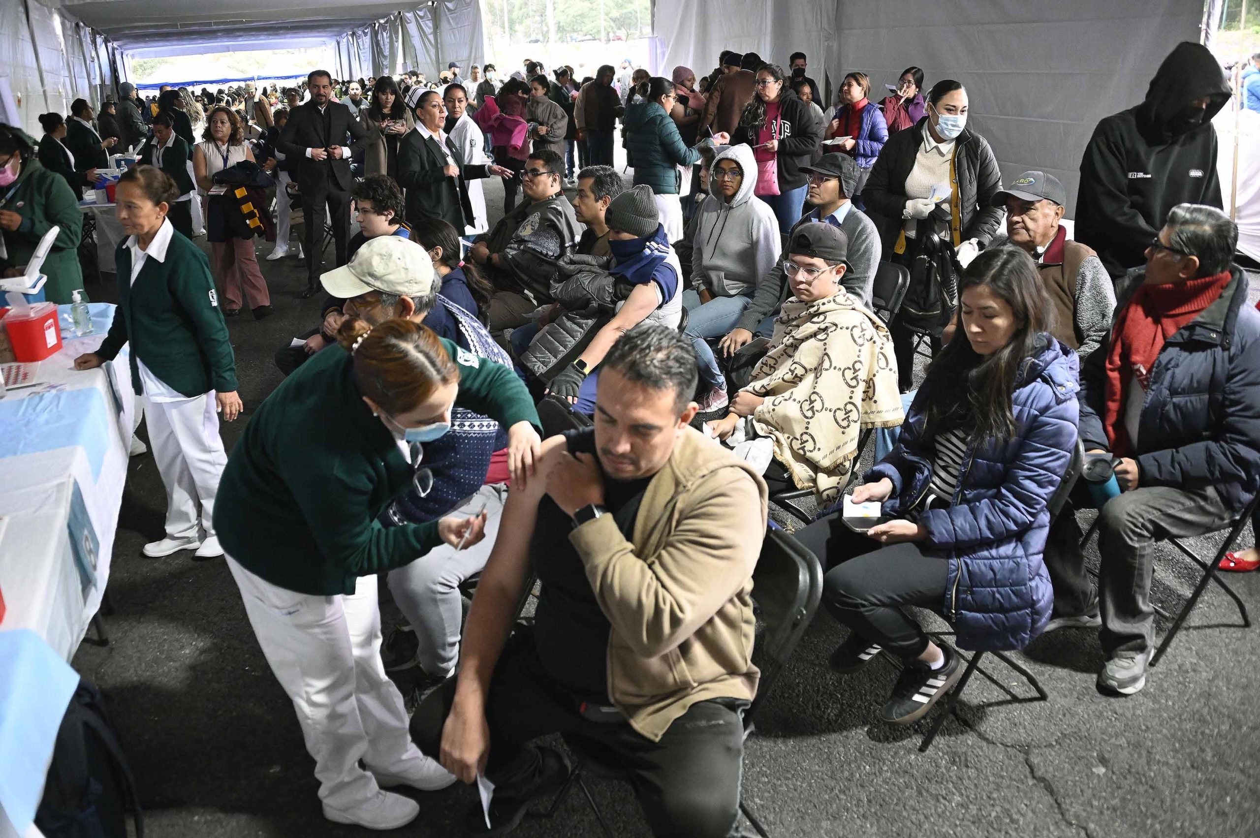 Mega Jornada de Vacunación en la UNAM reúne a más de 20 mil personas en su primer día