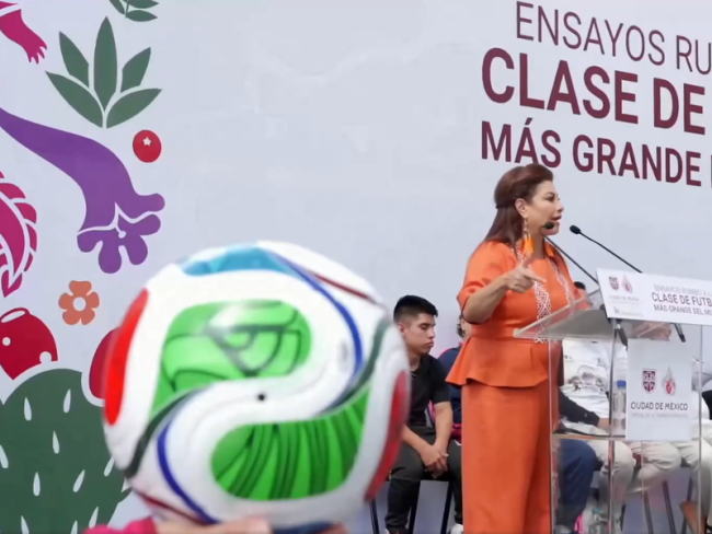 Brugada encabeza ensayos para la clase de fútbol más grande del mundo en la CDMX