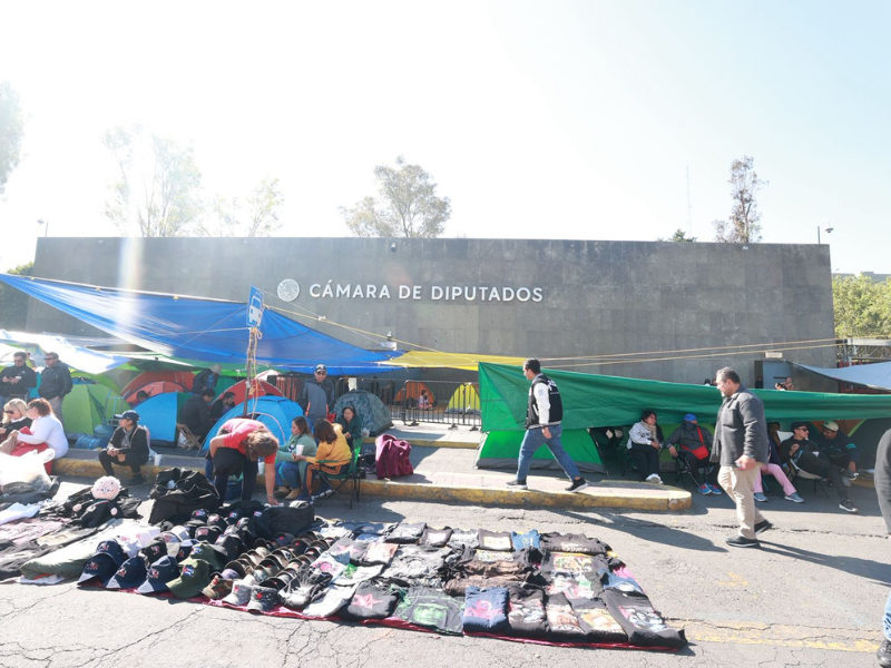 La CNTE instala campamento en San Lázaro tras protesta en Palacio Nacional