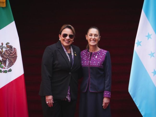 Sheinbaum da la bienvenida a la presidenta de Honduras, Xiomara Castro, en Palacio Nacional