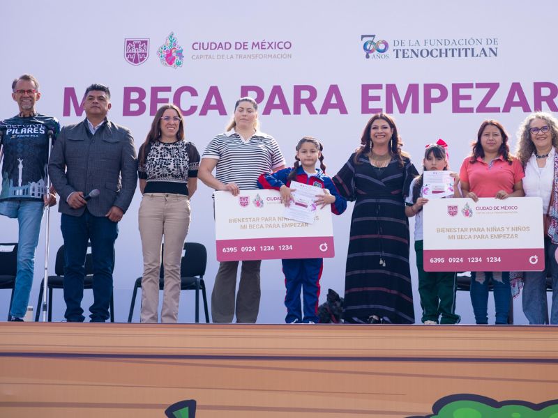 Brugada entrega tarjetas de Mi Beca para Empezar a nuevos beneficiarios de preescolar y primaria. Brugada entrega tarjetas de Mi Beca para Empezar a nuevos beneficiarios de preescolar y primaria.