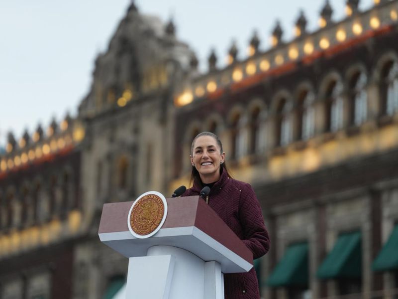 Jóvenes mexicanos sigamos leyendo Sheinbaum en entrega de libros gratuitos en el Zócalo