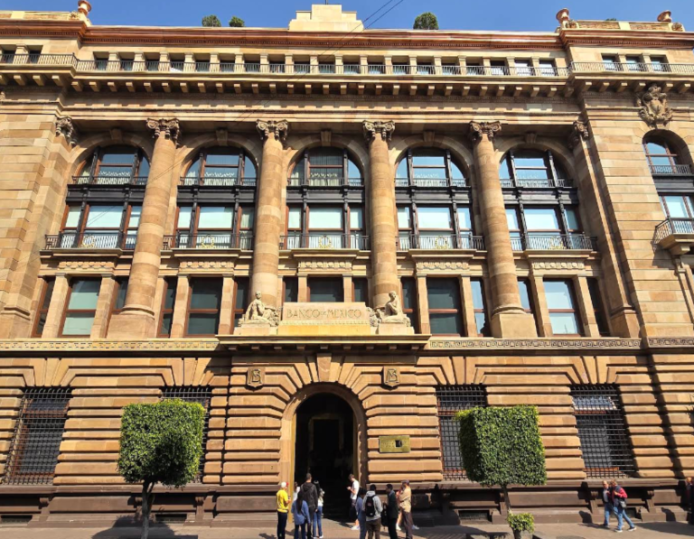 Gobierno publica decretos fiscales y laborales de fin de año; Banxico reporta crecimiento financiero
