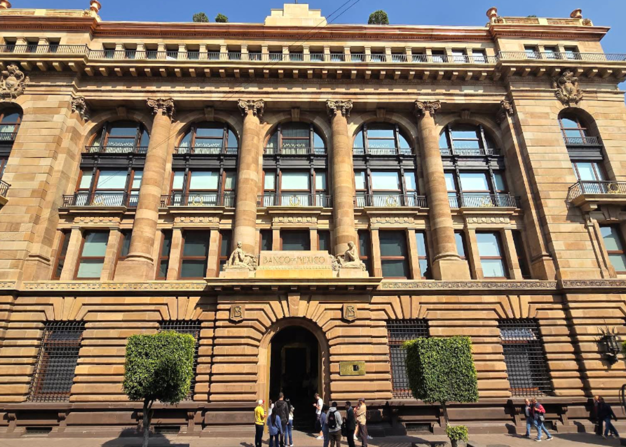 Gobierno publica decretos fiscales y laborales de fin de año; Banxico reporta crecimiento financiero
