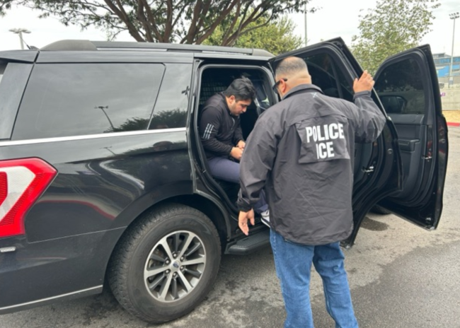 Activistas migrantes en Chicago documentan abusos del ICE para llevarlos ante tribunales