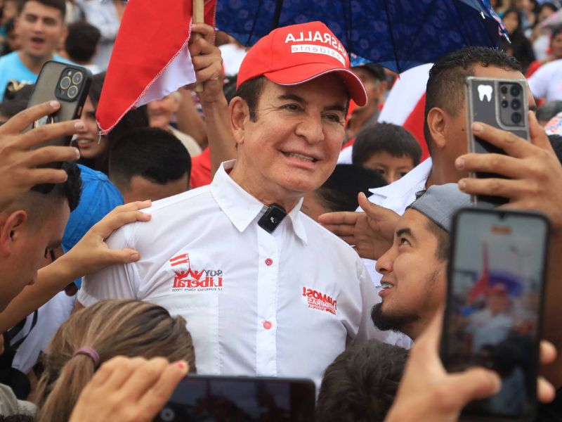 Nasralla se posiciona como candidato favorito en elecciones de Honduras; Trump otorga indulto a Juan Orlando Hernández
