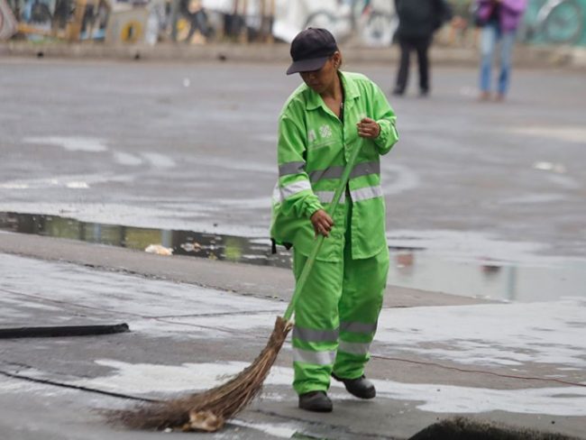Navidad en las calles vendedores y trabajadores siguen su jornada laboral Navidad en las calles: vendedores y trabajadores siguen su jornada laboral